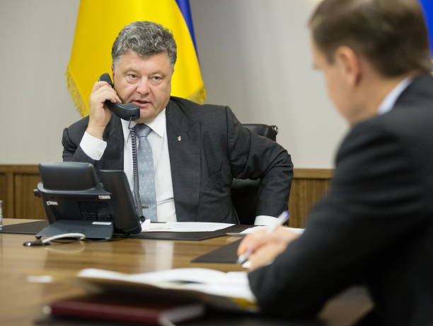 Порошенко призвал ЕС и США дать "решительный ответ" на обострение ситуации на Донбассе