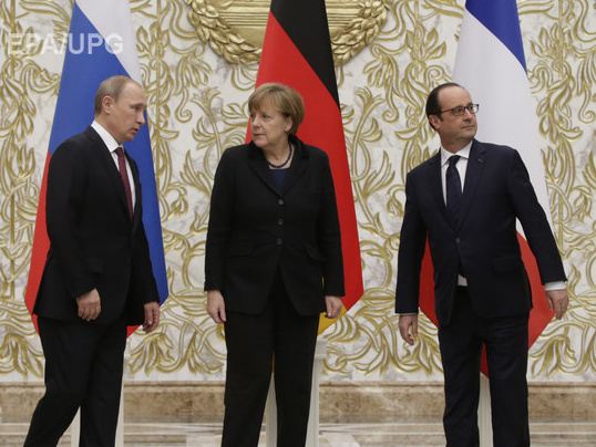 Bloomberg: В выходные Меркель, Олланд и Путин по телефону обсудят ситуацию в Украине