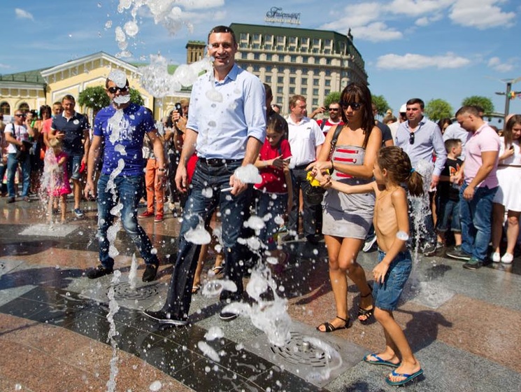 Кличко побывал на Почтовой площади и искупался с киевлянами в фонтане