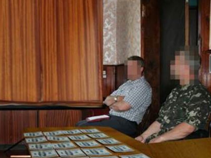 СБУ задержала на взятке начальника медслужбы Черниговского военного госпиталя и врача военно-врачебной комиссии