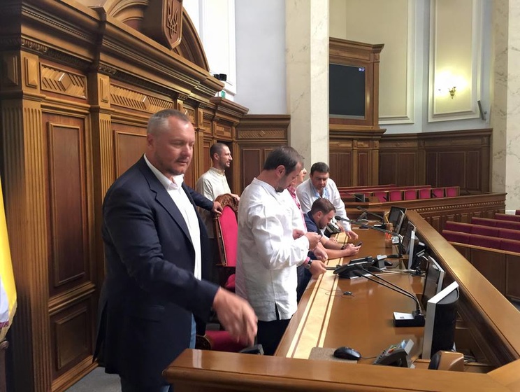 Мосийчук: Депутаты от Радикальной партии заблокировали трибуну до среды