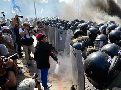 СМИ: Не менее двух журналистов ранены во время столкновения под Верховной Радой