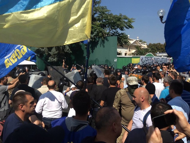 Аваков: Взрывные устройства брошены со стороны людей в футболках партии "Свобода"