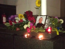 К месту гибели нацгвардейца под Радой киевляне несут цветы. Фоторепортаж
