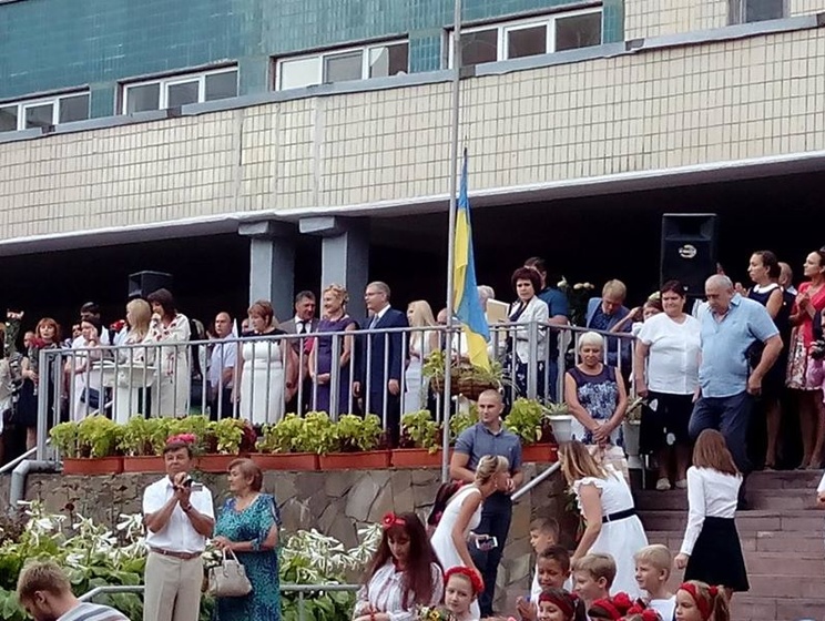 Во время праздничной линейки в одной из школ Днепропетровска родители освистали нардепа Вилкула. Видео