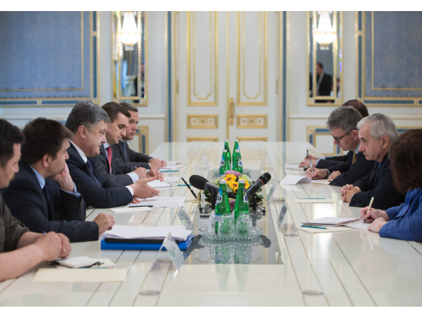 Порошенко обсудил помощь украинской армии с американским сенатором