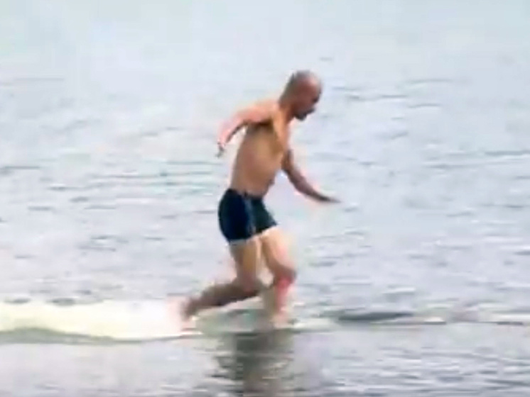 Шаолиньский монах установил рекорд в "беге по воде". Видео