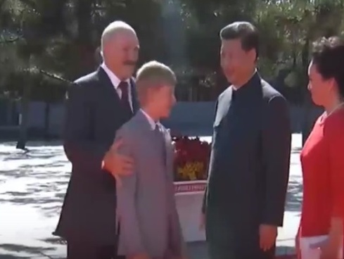Во время встречи с руководством Китая Лукашенко "отобрал" своего сына у супруги Си Цзиньпина. Видео