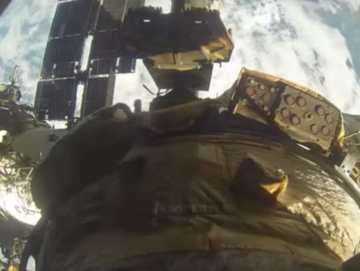 Американский астронавт снял перестыковку "Союза" к МКС. Видео