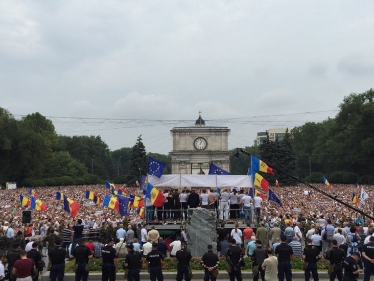 Протестующие в Кишиневе начали устанавливать палатки на площади Великого Национального Собрания