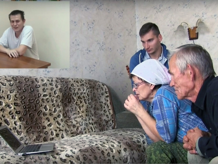 Журналист организовал обмен видеописьмами между пленным сотрудником ГРУ РФ Александровым и его родителями. Видео