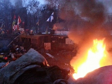 На Грушевского протестующие подожгли шины и готовятся к атаке