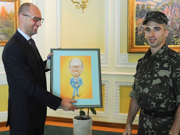 Украинский военный подарил Яценюку шарж на него
