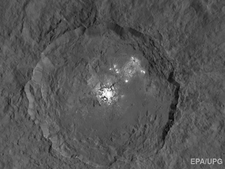 Зонд Dawn сфотографировал кратер на Церере