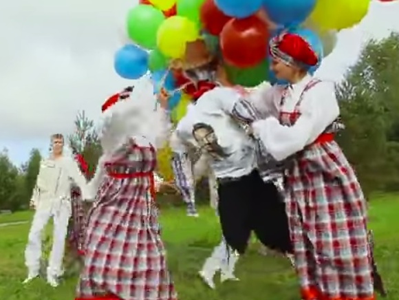 В Костроме отпраздновали завершение предвыборной кампании, запустив чучело Навального. Видео