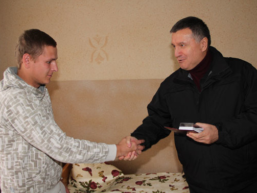 Аваков наградил 13 милиционеров, раненных под зданием Верховной Рады