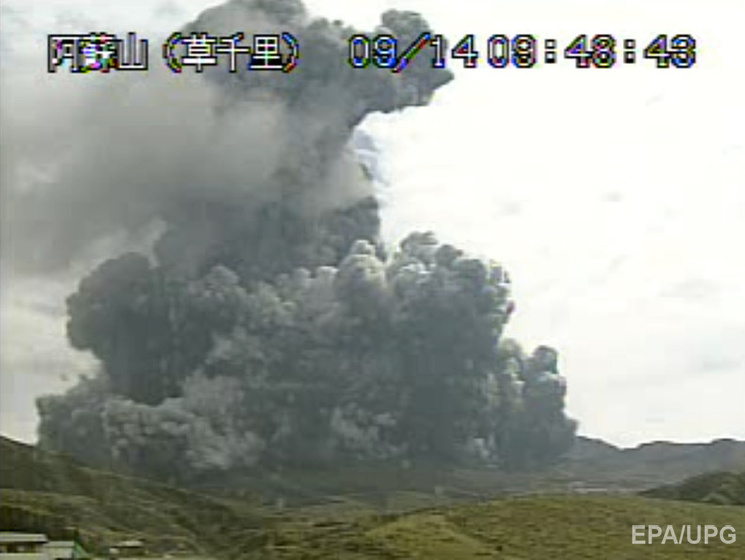 Японский вулкан Асо неожиданно выбросил столб дыма