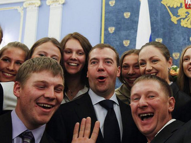 50 оттенков Медведева: пользователи соцсетей поздравили российского премьера с юбилеем