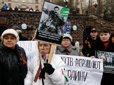 Активисты "За чистый Киев" вновь пытались разобрать баррикады у ЦУМа