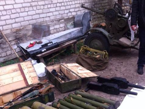 В Луганской области правоохранители обнаружили один из наиболее крупных тайников с боеприпасами за время АТО
