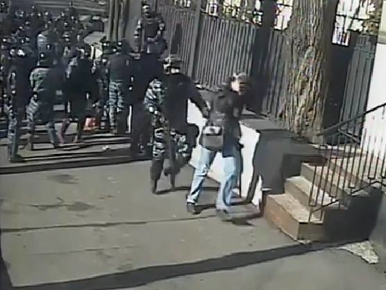 В сети появились кадры избиения "Беркутом" журналистов "5 канала" в феврале 2014 года. Видео