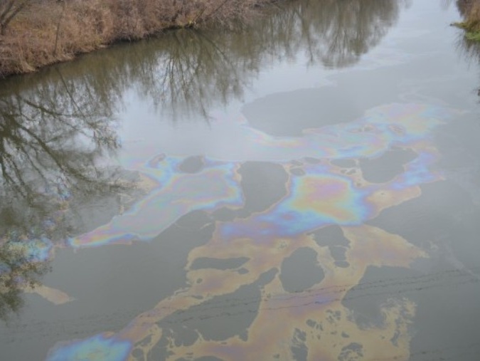 На Закарпатье в реку Уж попали нефтепродукты. Площадь загрязнения &ndash; 300 м²