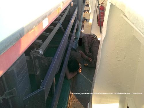 Двое марокканцев проникли на отплывающий из Одессы в Китай корабль с помощью подъемного крана