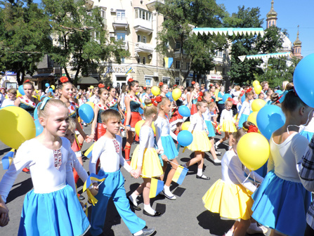 Горсовет: В День города Мариуполя в параде вышиванок приняли участие более 12 тыс. человек