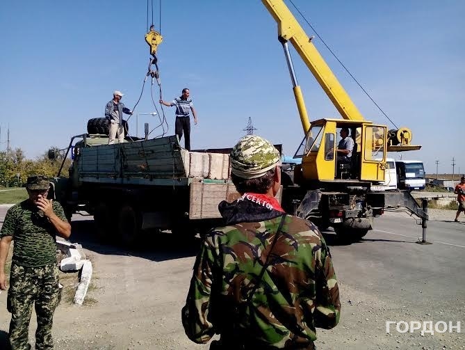 "Правый сектор" блокирует дороги в Крым бетонными блоками