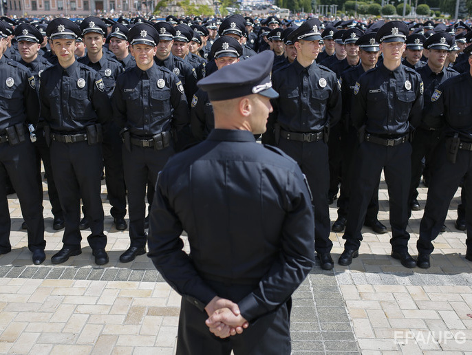 В Киеве задержали полицейского при попытке продать мотошлем, украденный на месте ДТП