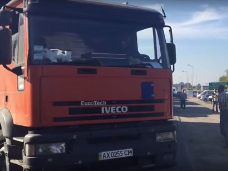 Дальнобойщики попытались устроить демарш у админграницы с Крымом. Видео 