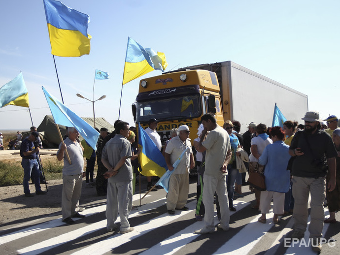 Блокада Крыма: Активисты остановили первые фуры на Чонгаре