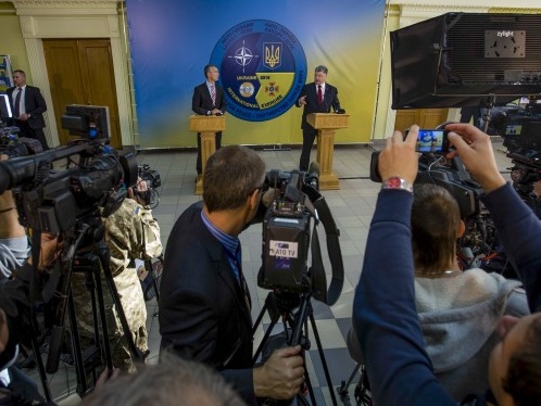 Порошенко о блокаде Крыма: Украина будет делать все для скорейшего возобновления суверенитета над полуостровом