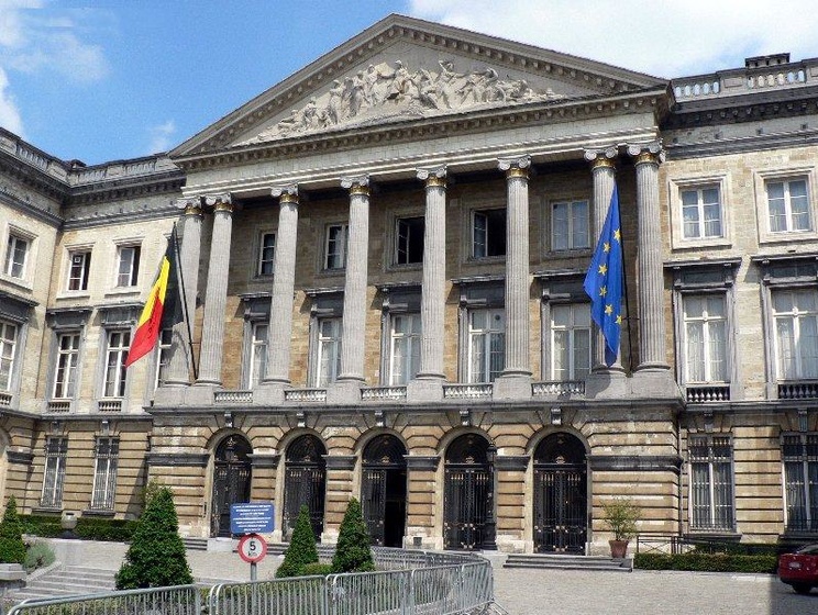 Парламент Бельгии эвакуируют из-за угрозы взрыва
