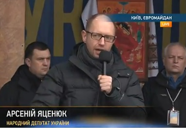 Яценюк: Внутренние войска отошли по улице Грушевского к зданию Кабинета министров