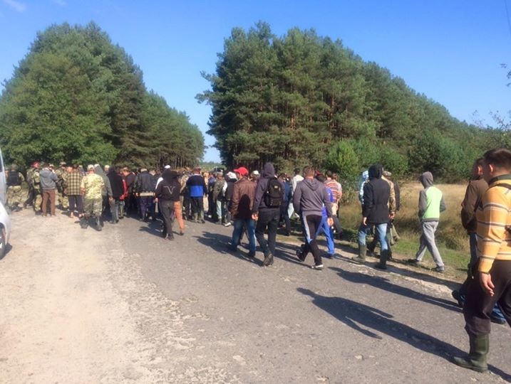 600 нелегальных копателей янтаря перекрыли трассу на Варшаву в Волынской области