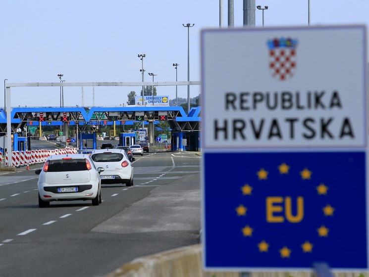 Reuters: Сербия и Хорватия из-за беженцев вступили в самый серьезный конфликт за последние 15 лет