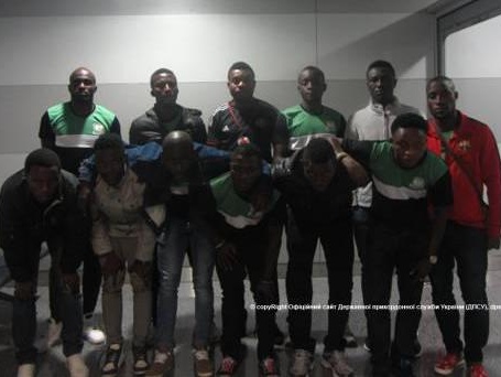 В аэропорту Борисполь пограничники задержали 12 нигерийцев, представившихся футбольной командой