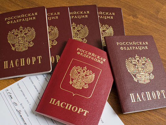 СМИ: Миграционная служба РФ изымает российские паспорта у студентов в Крыму