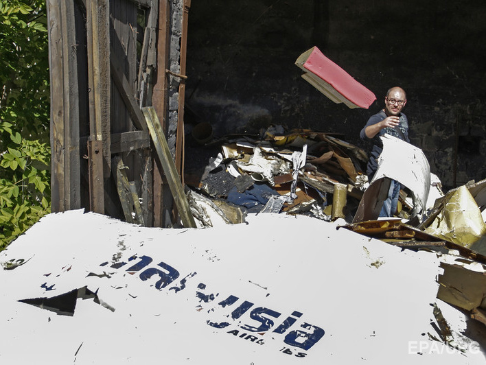 На месте крушения рейса MH17 на Донбассе нашли человеческие останки