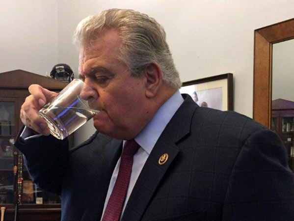 Конгрессмен США унес стакан с водой, которую пил Папа Римский