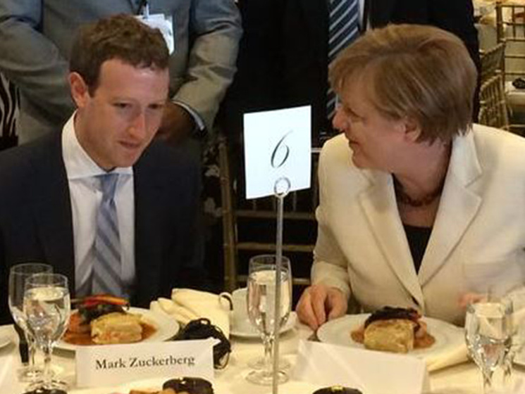 Меркель сделала выговор Цукербергу за расистские сообщения в Facebook