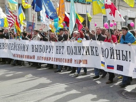 Российский журналист Сотник: В Питере на "Марше мира" незаконно задержан активист, обернутый флагом Украины