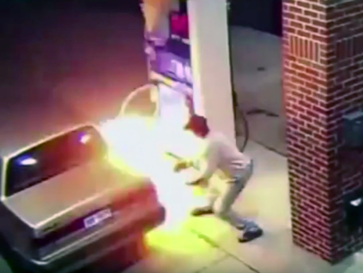 Американец устроил пожар на автозаправке, пытаясь сжечь зажигалкой паука. Видео