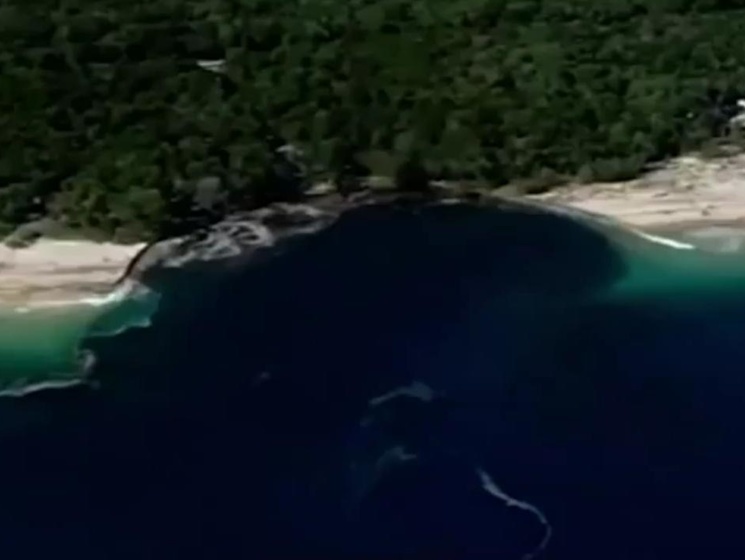 В Австралии гигантская водяная воронка поглотила кемпинг на пляже. Видео 