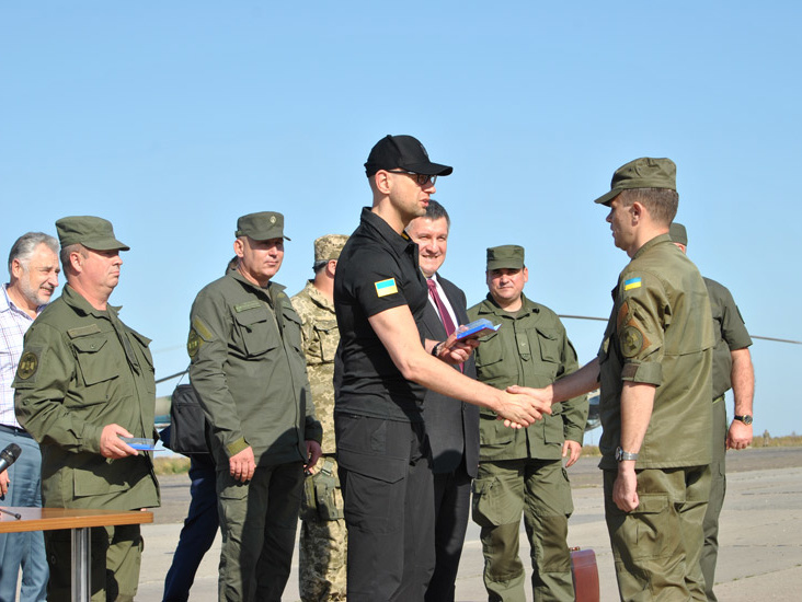 Яценюк посетил зону АТО, где наградил военнослужащих Нацгвардии