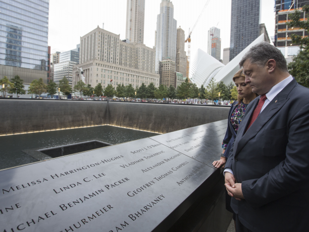 В Нью-Йорке Порошенко почтил память жертв трагедии 11 сентября 2001 года