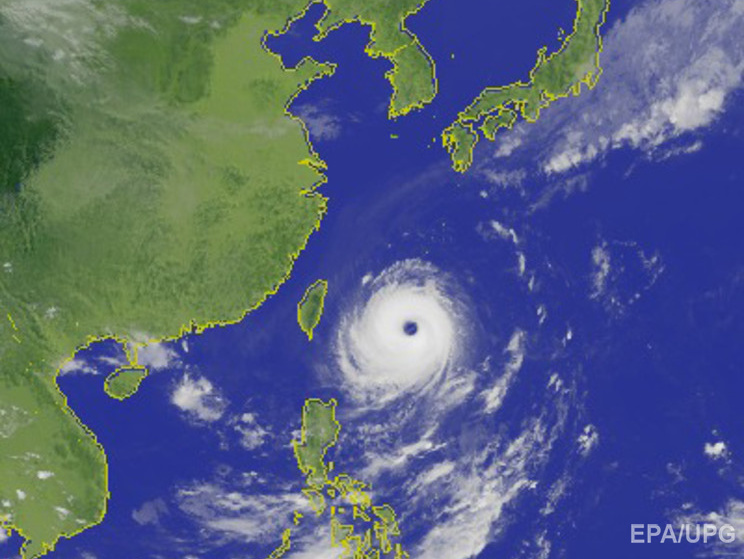 В Японии из-за мощного тайфуна отменили десятки рейсов