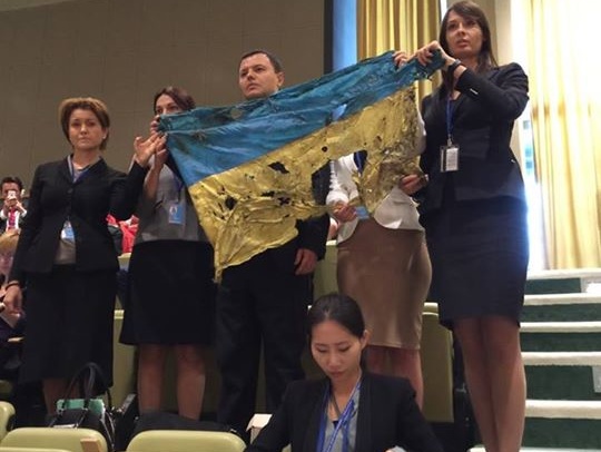 Во время выступления Путина в Генассамблее ООН в зале развернули украинский флаг из-под Иловайска