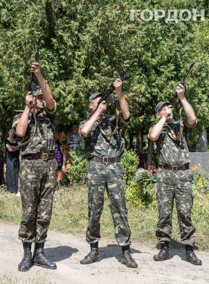 Хоронили бойцов "Айдара" с военными почестями. 